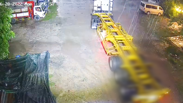 Video: Gặp tai nạn với xe container ngay lúc rẽ vào bãi, cần đề phòng để tránh những vụ mất mát nhân mạng