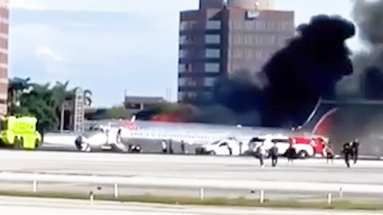 Video: Máy bay chở khách bốc cháy ngùn ngụt khi hạ cánh, ít nhất 4 người bị thương