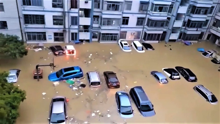 Video: Lũ lụt cuốn trôi ô tô, nhấn chìm nhà cửa, nửa triệu người sơ tán ở Trung Quốc