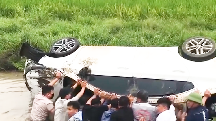 Video: Hàng chục người hợp sức giải cứu 4 nạn nhân kẹt trong ô tô lao xuống mương