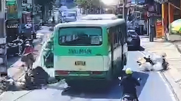 Video: Trích xuất camera làm rõ vụ xe buýt va chạm với 3 xe máy, nhiều người bị thương
