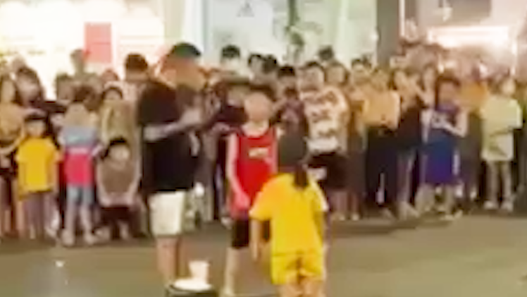 Video: Dừng hoạt động ‘ghép đôi’ ở phố đi bộ sau phản ứng dữ dội khi tổ chức cho bé trai và bé gái hôn nhau