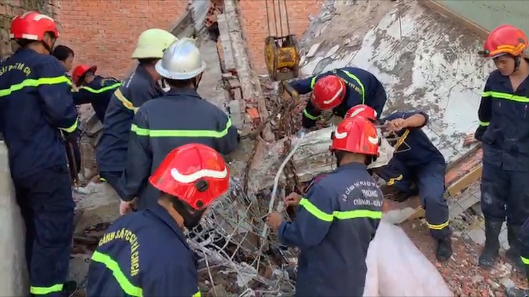Video: Dùng xe cẩu bức tường đổ sập, tìm kiếm người bị nạn ở quận 6