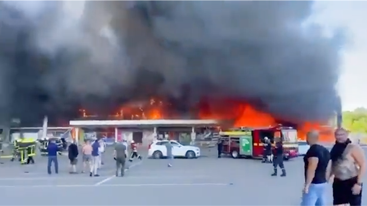 Video: Trung tâm thương mại ở Ukraine cháy lớn do trúng tên lửa, 13 người thiệt mạng