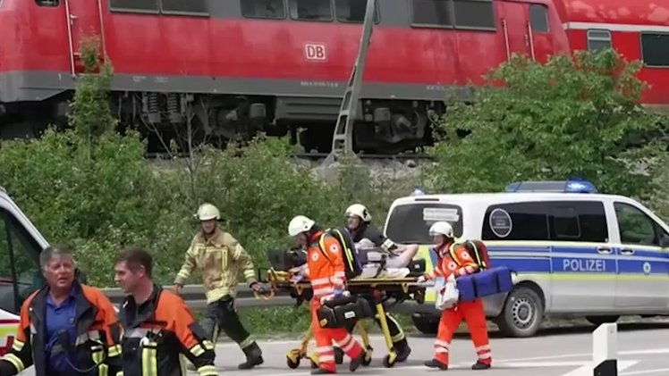 Video: Xe lửa trật đường ray làm 4 người chết, 60 người bị thương ở Đức