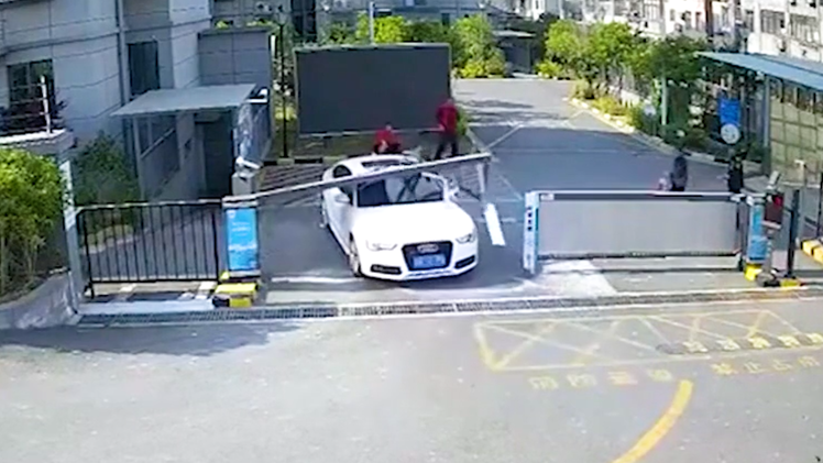 Video: 'Choáng' với pha lùi xe của tài xế, trong 15 phút làm hỏng 2 ô tô