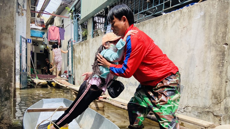 Video: 10 ngày sau mưa lớn, có người dân sống cạnh hồ Tây vẫn ‘đi lại bằng xuồng’