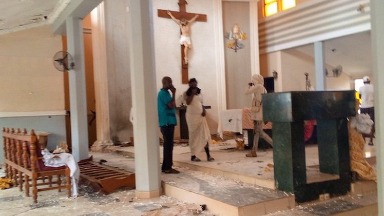 Video: Ôm chất nổ xông vào nhà thờ thảm sát ở Nigeria, ít nhất 50 người chết