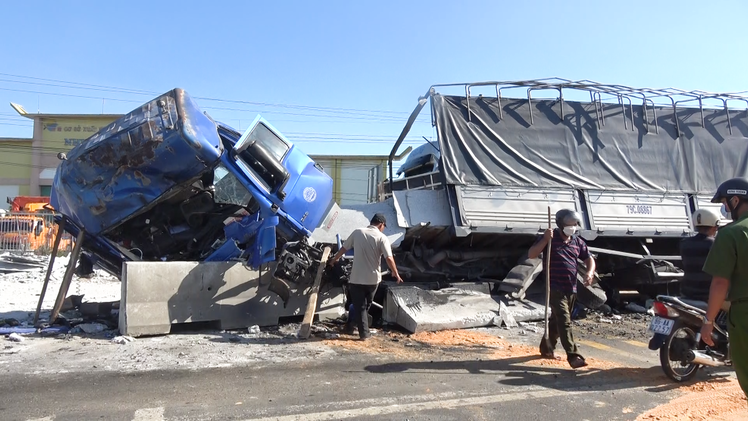 Video: Hiện trường xe tải chở đá đâm dải phân cách, quốc lộ 1 kẹt hàng km