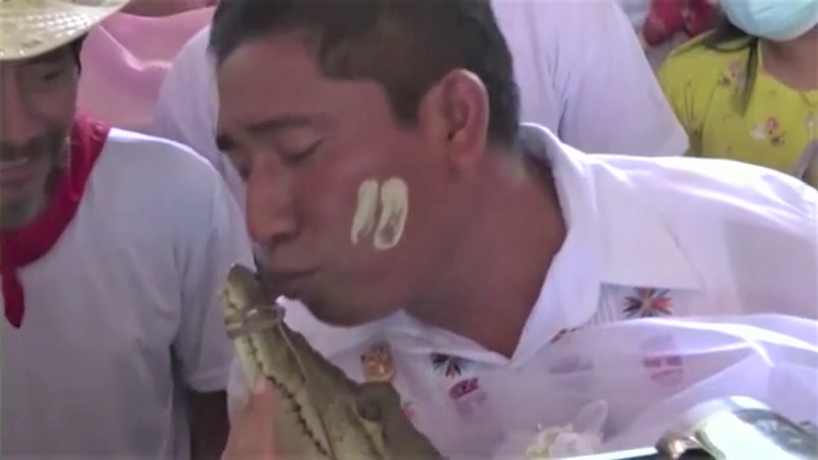 Video: Thị trưởng cưới 'cô dâu' cá sấu để cầu mưa thuận gió hòa