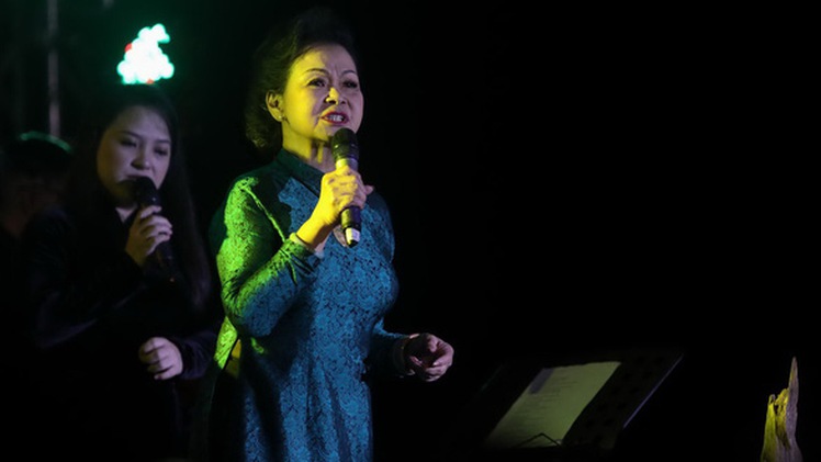 Video: Nhắc nhở sân khấu ở Đà Lạt để Khánh Ly hát 'Gia tài của mẹ' không đăng ký trước
