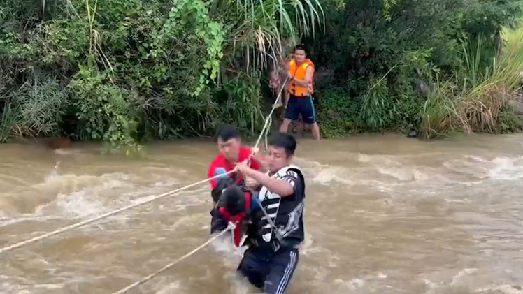 Video: Căng dây giải cứu 6 du khách mắc kẹt trên núi do nước lũ chảy xiết ở Đà Nẵng