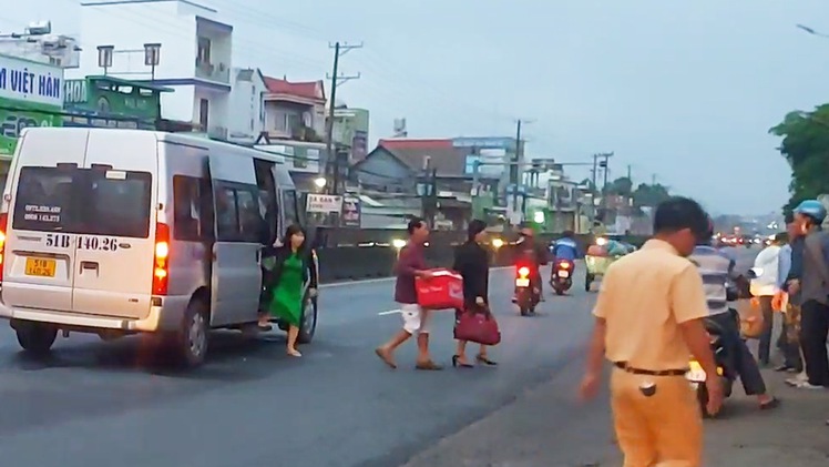 Video: Xe 16 chỗ chở khách đi đám cưới tông chết một người đi bộ ở Đồng Nai