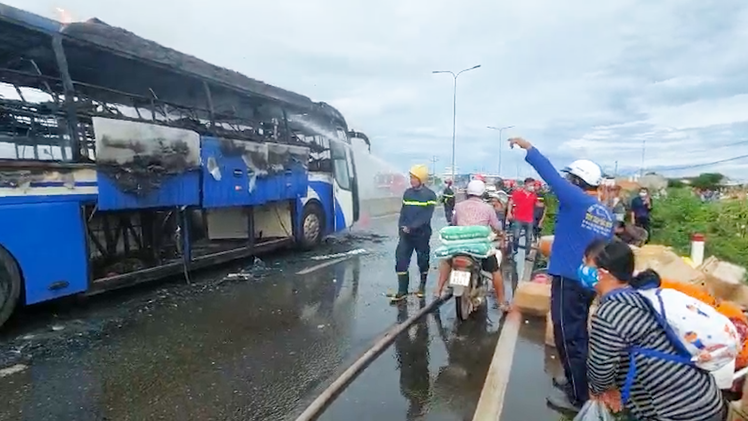 Video: Xe giường nằm bốc cháy trên quốc lộ 1, hành khách phá cửa tháo chạy