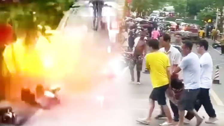 Video: Bình gas của nhà hàng phát nổ như bom làm 5 người bị thương ở Trung Quốc