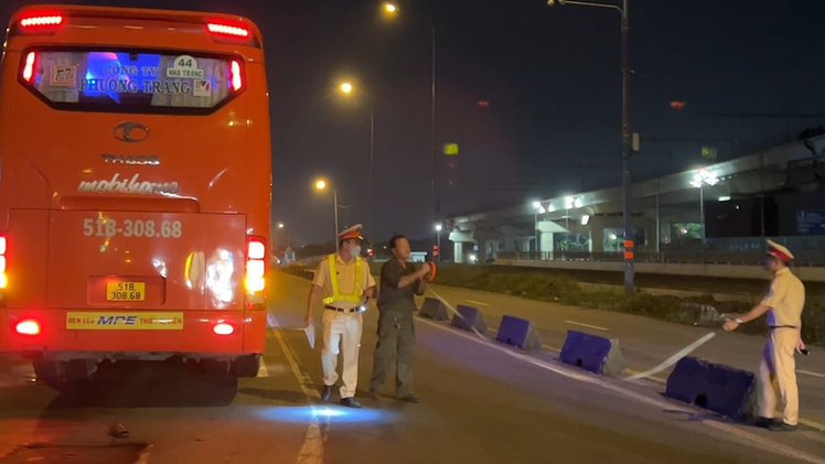 Video: Đi bộ trong làn ô tô, người đàn ông bị xe khách tông tử vong