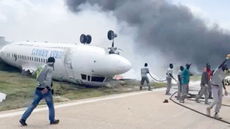 Video: Máy bay chở 30 người lật ngửa bụng, bốc cháy khi hạ cánh, may mắn tất cả khách đều an toàn