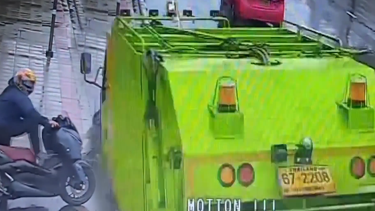 Video: Khoảnh khắc người đi xe máy tháo chạy thoát thân khi xe rác lao thẳng tới