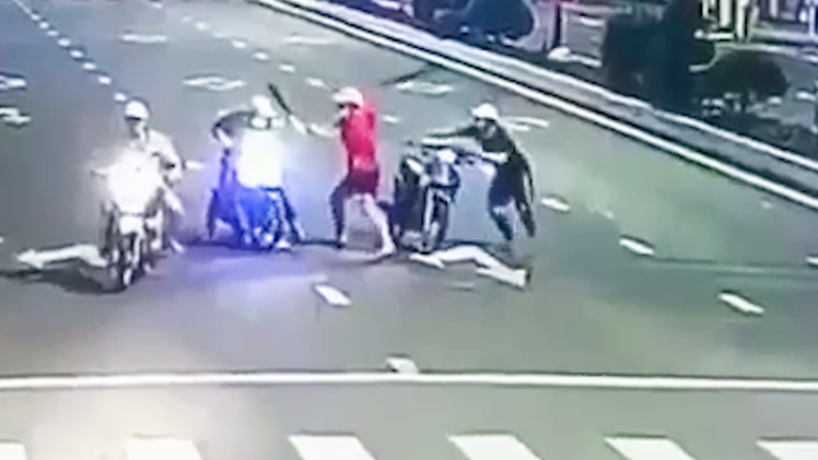 Video: Truy bắt 2 đối tượng chém người đi xe máy giữa trung tâm TP Cà Mau