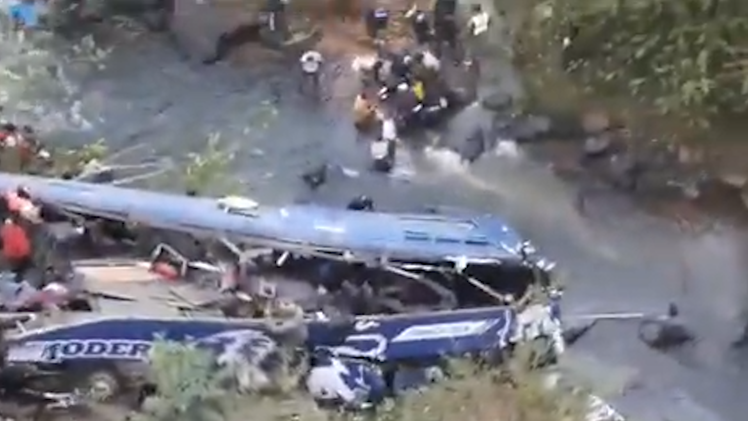 Video: Xe buýt lao qua thành cầu, rơi xuống sông khiến ít nhất 21 người chết