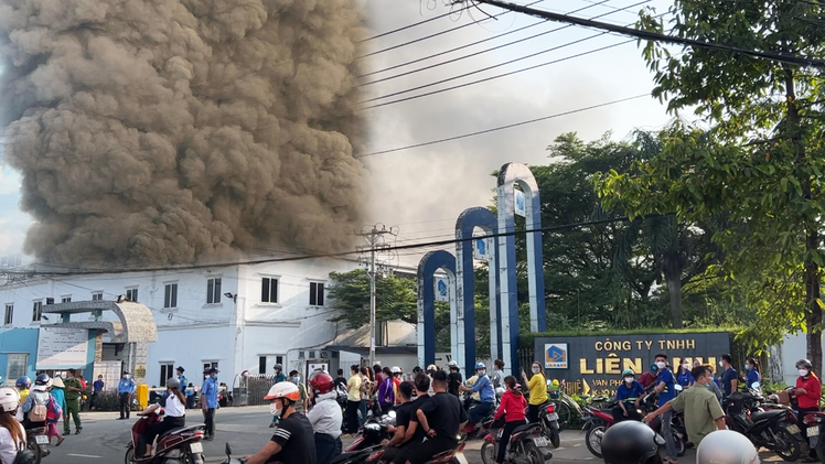 Video: Cháy nhà kho rộng gần 10.000 mét vuông ở Dĩ An