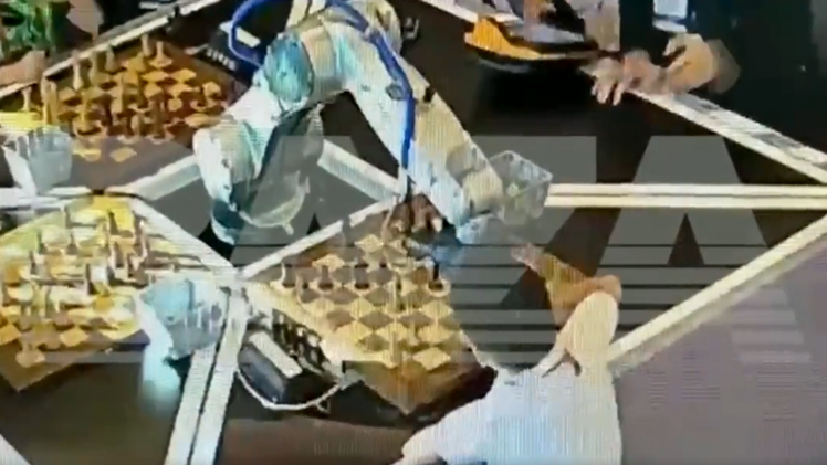 Video: Robot chơi cờ vua làm gãy ngón tay của bé trai 7 tuổi trong lúc thi đấu