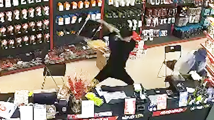 Video: Điều tra người đàn ông cầm hung khí đe dọa nhân viên cửa hàng điện thoại cướp tài sản