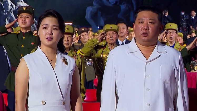 Video: Phu nhân của ông Kim Jong Un xúc động bật khóc khi hát quốc ca
