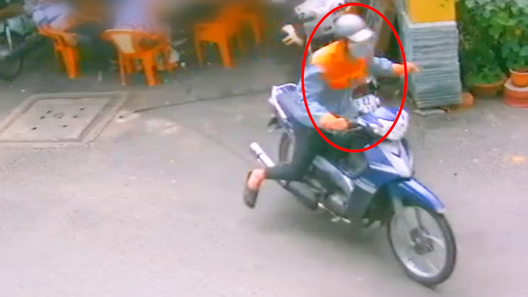 Video: Ngồi ăn sáng bên lề đường bị giật dây chuyền hơn 11 triệu đồng