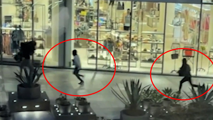 Video: Hàng chục tên trộm vào trung tâm thương mại 'khênh vác đồ hiệu' rồi bỏ chạy