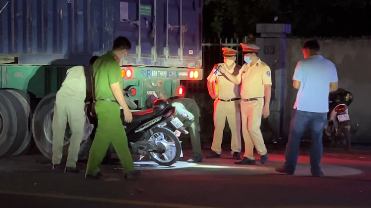 Video: Xe container đậu không cảnh báo, một người đi xe máy tông vào tử vong ở Bình Dương