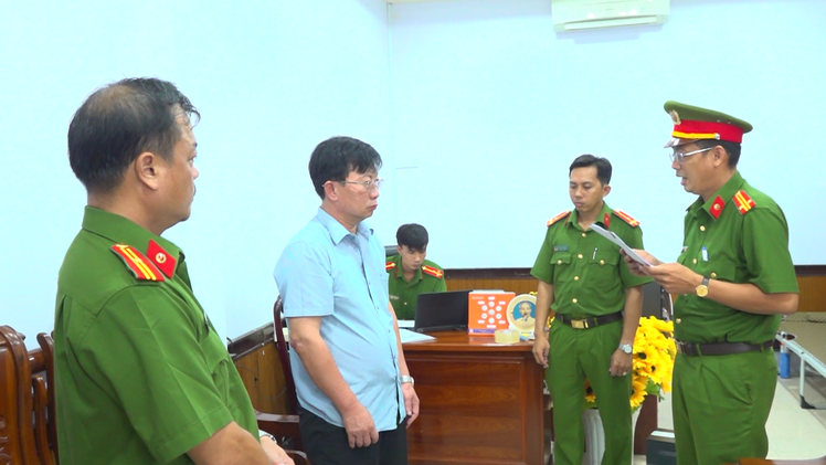 Video: Bắt tạm giam giám đốc CDC Cà Mau vì liên quan đến vụ Việt Á