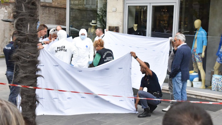 Video: Người di cư bị đánh chết trên đường phố gây rúng động dư luận Italy