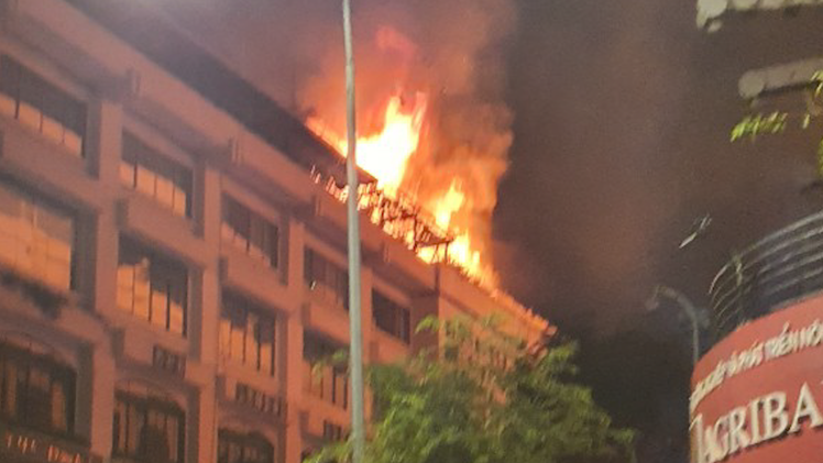 Video: Cháy tầng thượng tòa nhà đường Đồng Khởi ở TP.HCM, có nhiều tiếng nổ lớn, thiêu rụi tài sản