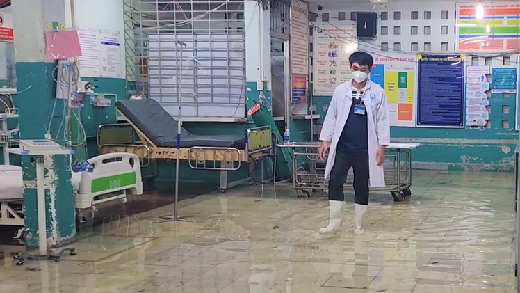 Video: Bác sĩ mang ủng cấp cứu bệnh nhân ở khoa cấp cứu Bệnh viện Hóc Môn