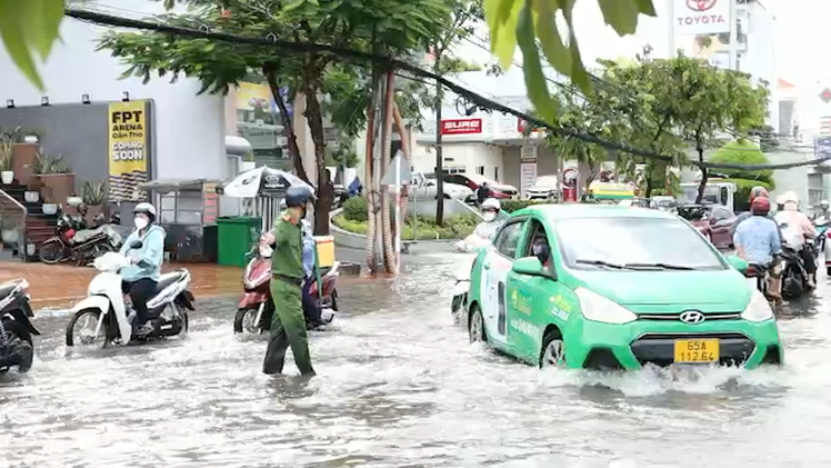 Video: Cơn mưa hơn 1 tiếng, nhiều tuyến đường ở Cần Thơ bị ngập