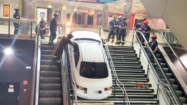 Video: Người đàn ông trộm ô tô lái xuống ga tàu điện ngầm, mắc kẹt bên dưới