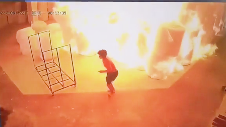 Video: Nam công nhân châm lửa đốt cuộn xốp làm cháy cả nhà kho