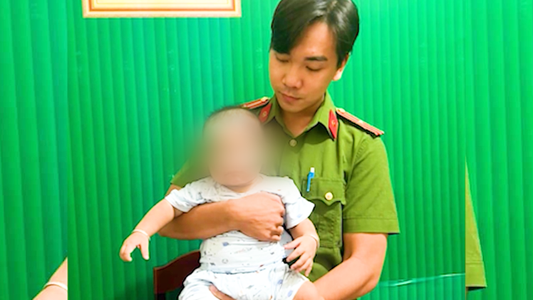 Video: Bé gái 8 tháng tuổi bị bỏ rơi trong vườn cao su ở Bình Phước