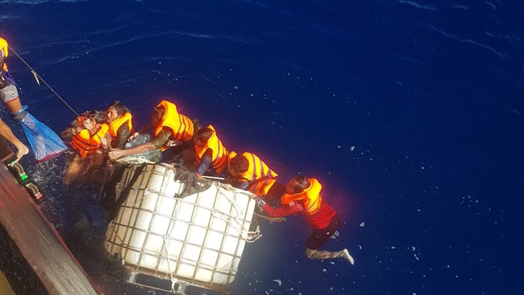 Video: Tiếp nhận 8 người nước ngoài bị nạn, trôi trên biển ở Vũng Tàu