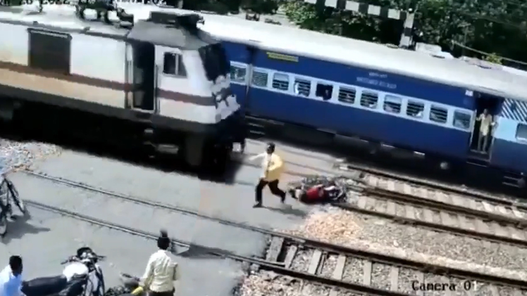 Video: Người đàn ông suýt mất mạng khi chiếc xe máy bị kẹt bánh trên đường ray