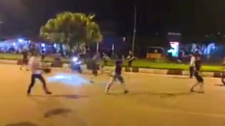 Video: Hai nhóm công nhân ‘đấu võ’ lúc nửa đêm, náo loạn cả khu phố