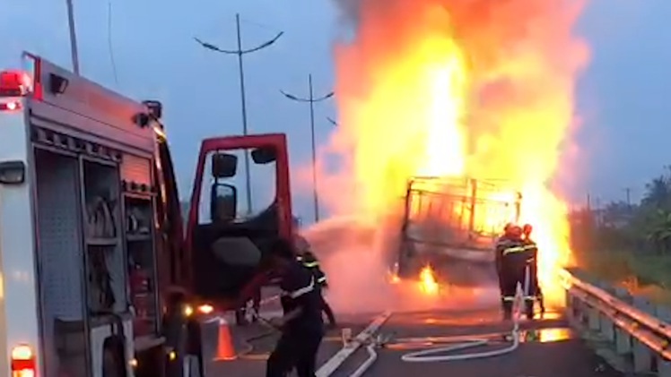 Video: Cháy xe dữ dội trên cao tốc TP.HCM - Trung Lương