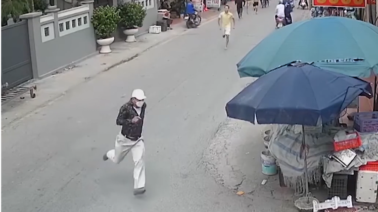 Video: Người dân vây bắt nghi phạm cướp giật 2 sợi dây chuyền tại tiệm vàng