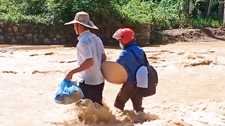 Video: Cảm động hình ảnh những người thầy siết tay nhau vượt dòng nước chảy xiết để đến trường