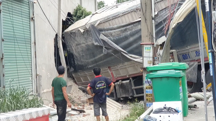 Video: Hiện trường xe tải tông sập tường nhà dân, tài xế kẹt trong cabin ở Bến Cát