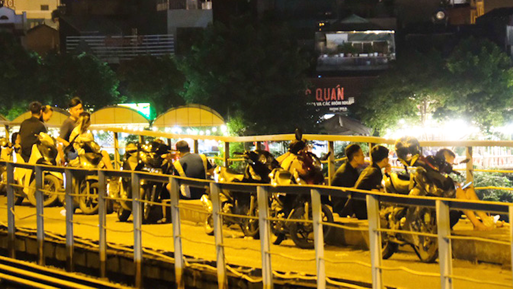 Video: Vụ đông người tụ tập hóng gió trên cầu Long Biên, đơn vị quản lý cam kết 'dẹp hẳn tình trạng này'
