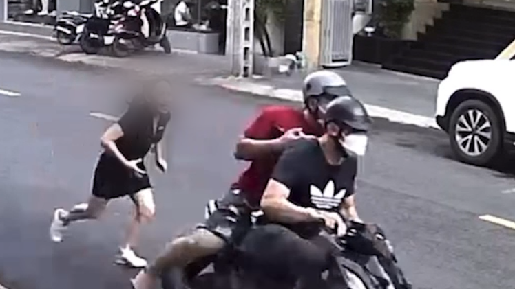 Video: Đang đi bộ, người phụ nữ bị cướp điện thoại và ví tiền trong chớp mắt