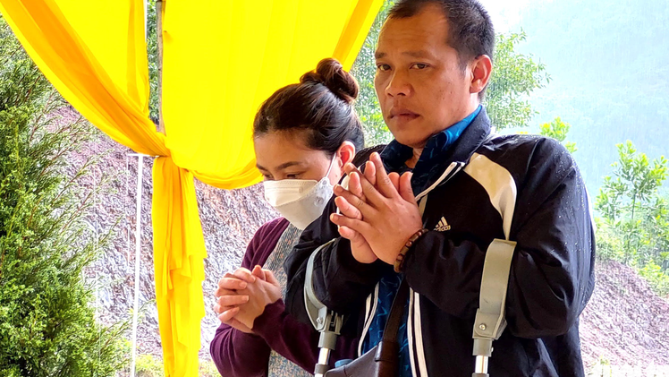 Video: Khởi tố bị can Lê Minh Quang trong vụ 'nhận tro cốt con sau 1 tháng gửi đi chữa bệnh'