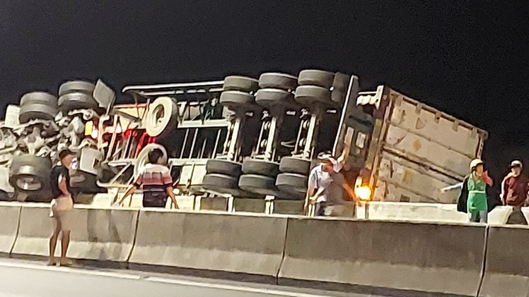 Video: Lật xe container trên cầu Vàm Cống, người đàn ông đi xe máy tử vong